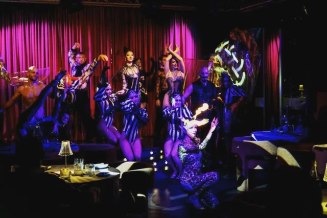 Nově otevřená zážitková restaurace Medusa vrací do Prahy kabaretní tradici. Zcela nový koncept spojuje kulinářské zážitky a nezapomenutelnou show. Za exkluzivním konceptem Czech Cabaret Show stojí první dáma české kabaretní scény Nikol Prokešová.
.
.
.
#praha #kabaret #restaurace #Medusa #nikolprokesova #czechcabaretshow