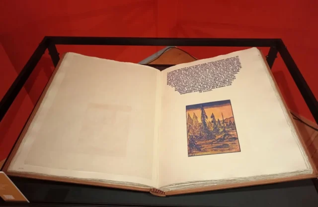 Nejkrásnější knihou století se stala Šumava umírající a romantická od Josefa Váchala. Anketu vyhlásil Památník národního písemnictví / Muzeum literatury a Projekt Identita, který se zabývá grafickým designem ve veřejném prostoru.
.
.
.
#museumKampa #nejkrasnejsikniha #pamatniknarodnihopisemnictvi #muzeumliteratury #projektidentita